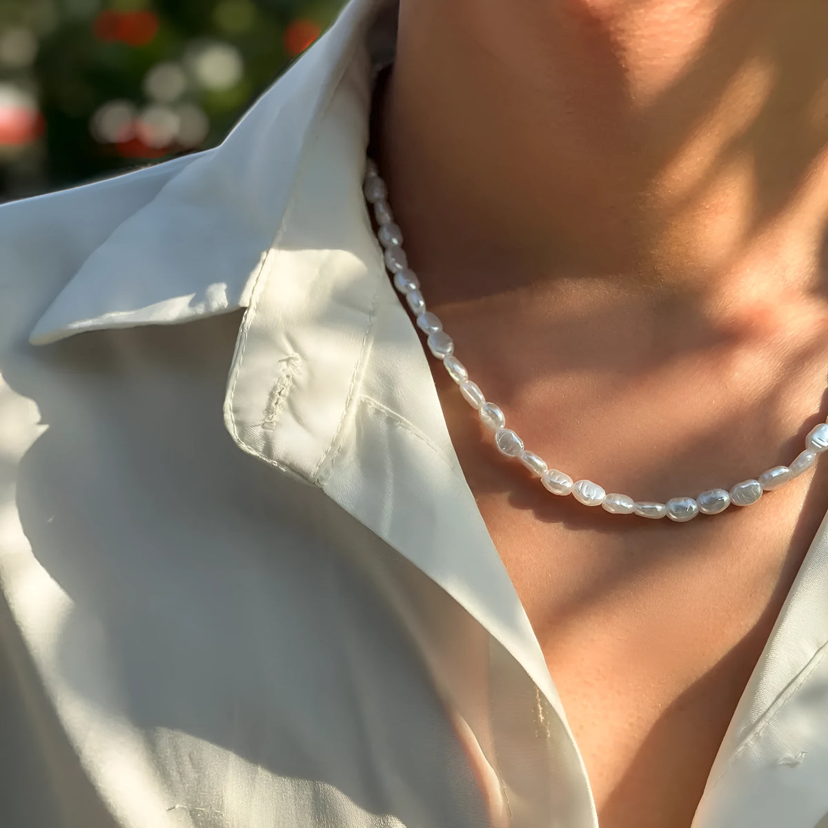 White U-shaped imitation pearl necklace for men with mother pearl pendant on adjustable 41-50cm chain