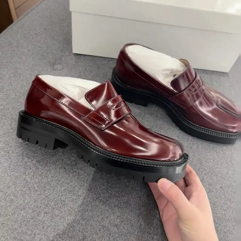Split-toe loafers with microfiber upper, pigskin lining, black or red, 1-3cm low chunky heel
