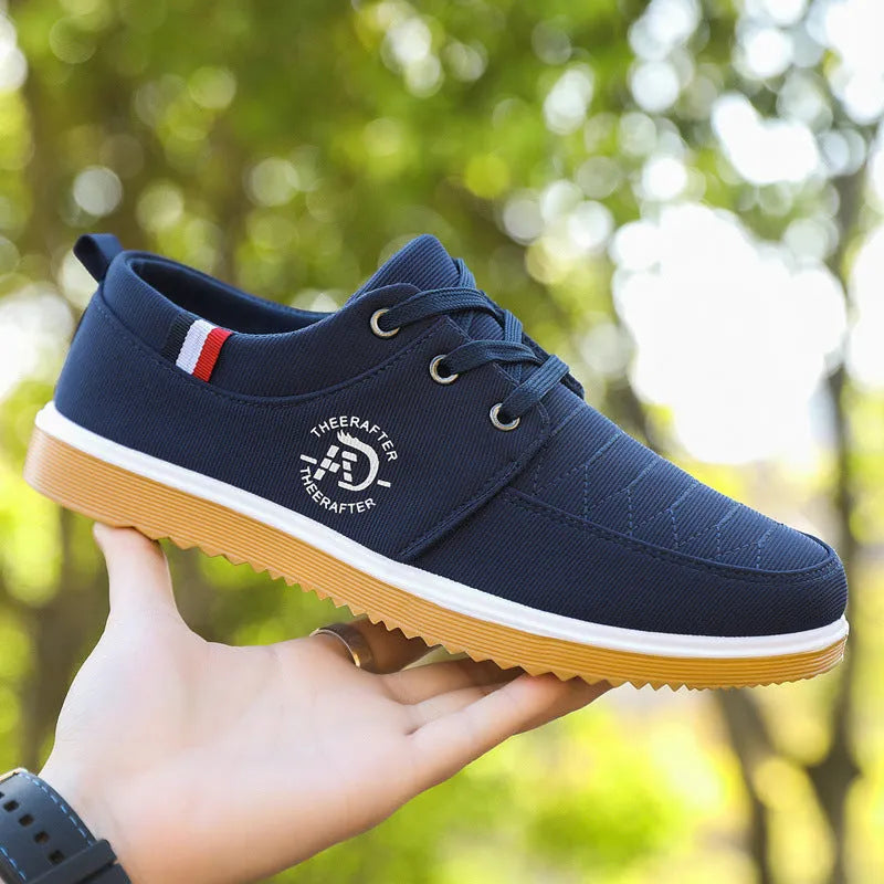 Men's black canvas low-top casual shoes with a platform heel and leather toe cap on a non-slip EVA sole.