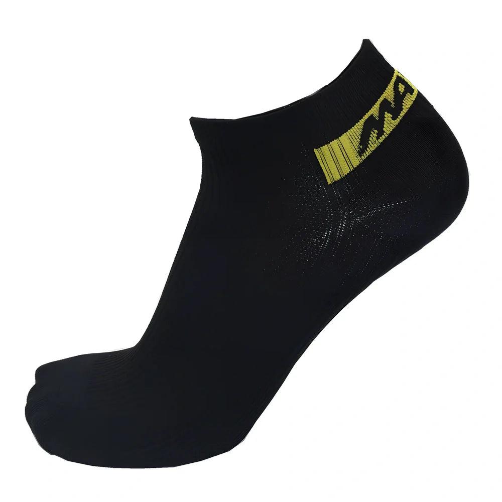 Breathable black cotton sport socks for cycling, size L fitting 34-44, short boat style on white background