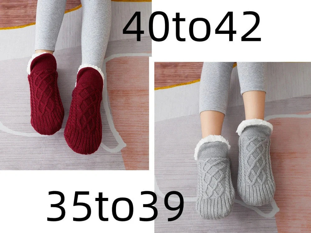 Pair of thickened non-slip indoor socks in navy V-fringe, 60% acrylic with sherpa lining for warm grip on floors, sizes 35-45