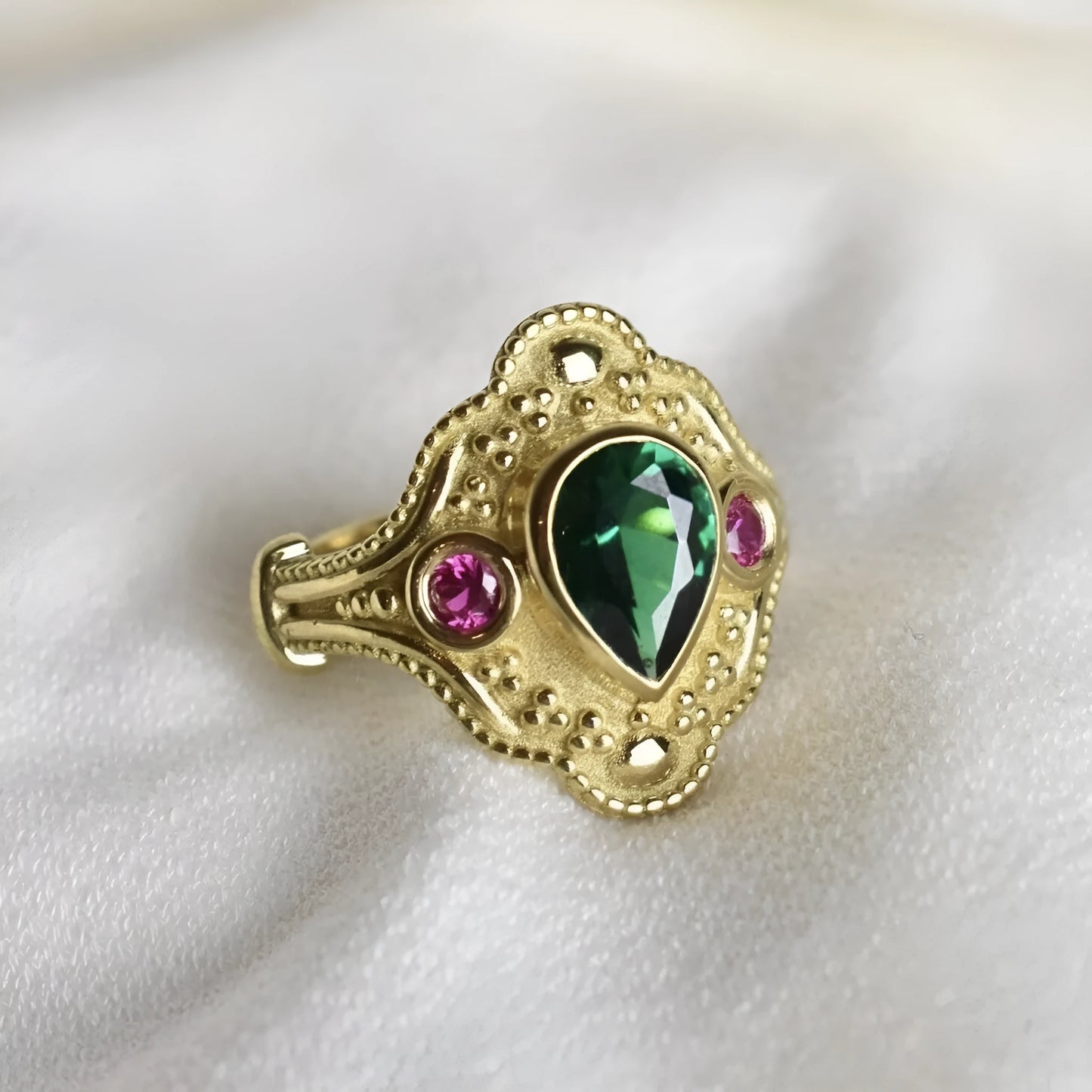 Women's gold-plated geometric ring in golden lvzuan colour with alloy construction and electroplating treatment