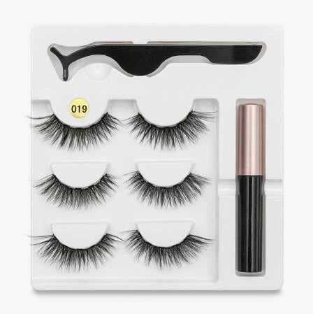 Magnetic false eyelashes set for easy, glue-free application and a stunning look.