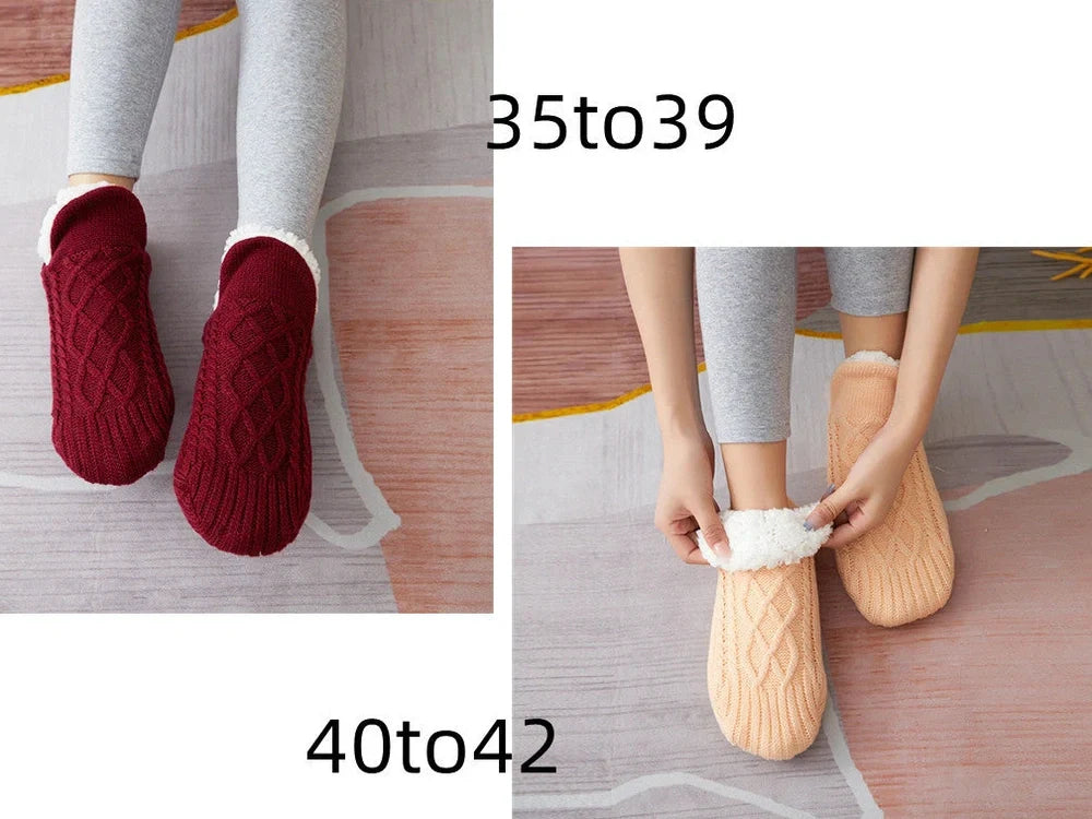 Pair of thickened non-slip indoor socks in navy V-fringe, 60% acrylic with sherpa lining for warm grip on floors, sizes 35-45