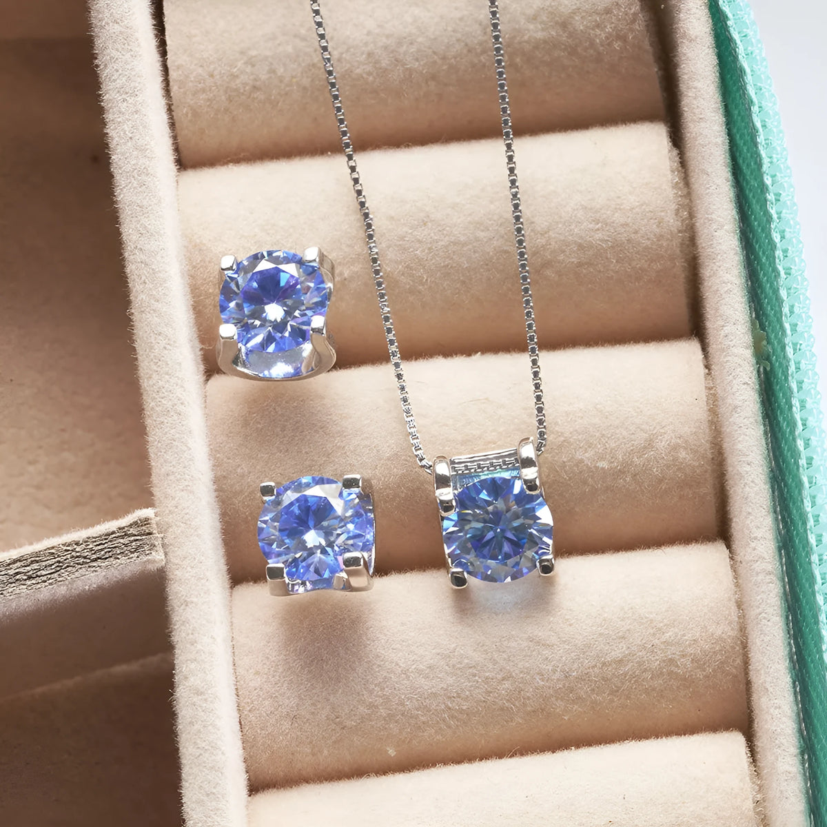 S925 sterling silver moissanite stud earrings, 1CtX2 round stones, four claw bull head setting, four colours