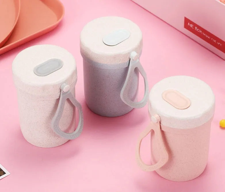 Square wheat straw lunch box with lock seal in blue, beige, or pink colours.