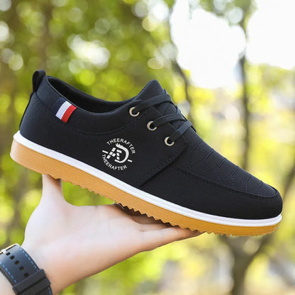 Men's black canvas low-top casual shoes with a platform heel and leather toe cap on a non-slip EVA sole.