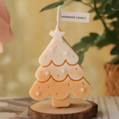 Christmas tree-shaped candle in silicone mold with soy wax and cotton wick measuring 4.5x4.5x10cm