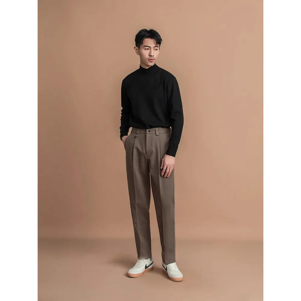 Man wearing straight-leg casual trousers in khaki, showcasing the modern fit and lightweight polyester fabric.