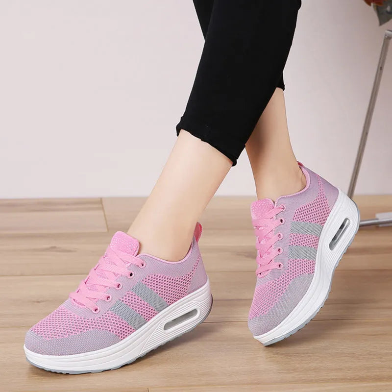 Women's solid colour platform casual shoes in flyknit with a vulcanised sole and T-shaped ribbon detail.