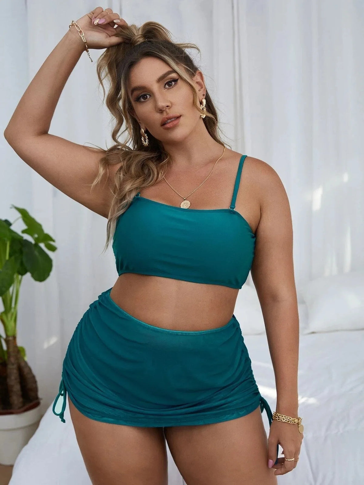 Women's solid colour mesh bikini three-piece set with top, underwear, and apron.