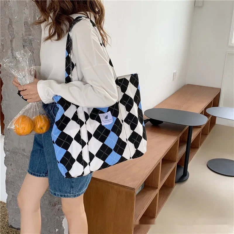 Large simple canvas shoulder bag for women in Oxford cloth with a three-dimensional pocket.