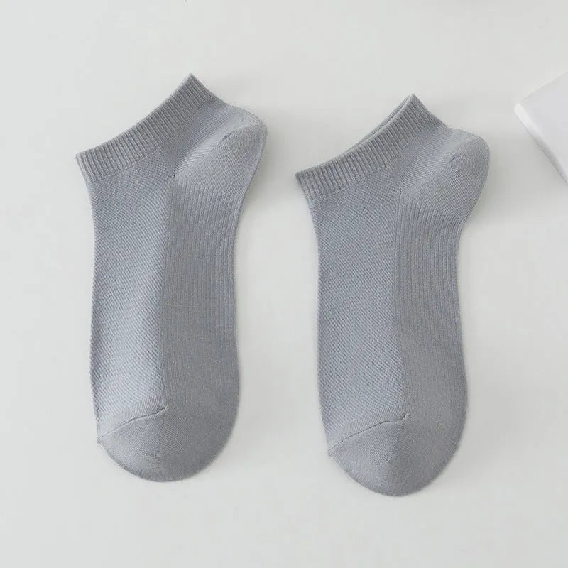 A pair of solid colour low-cut boat socks for men made from breathable polyester.