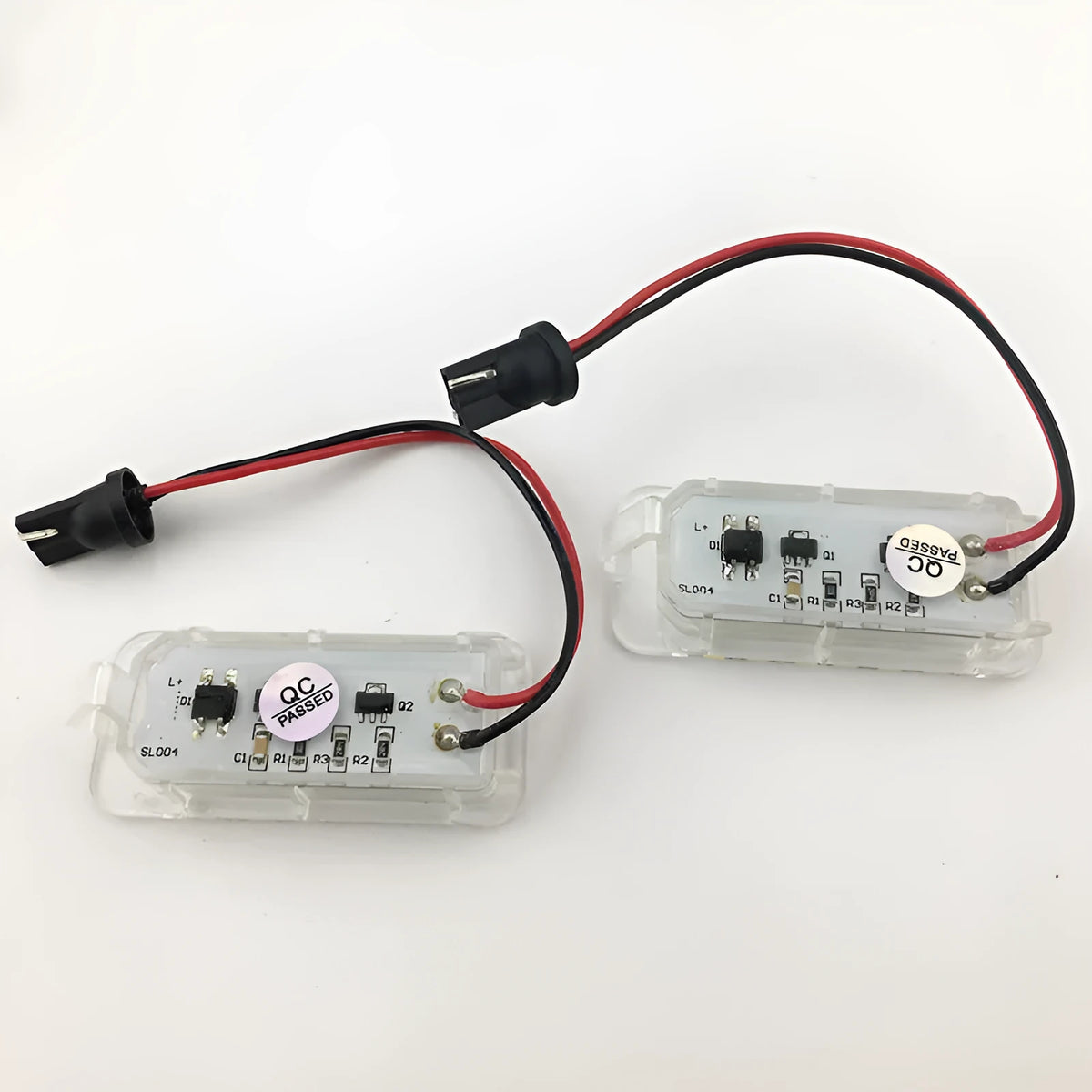 White 12V license plate lamp pair for Ford Focus Fiesta Mondeo with 6500K output and PC body