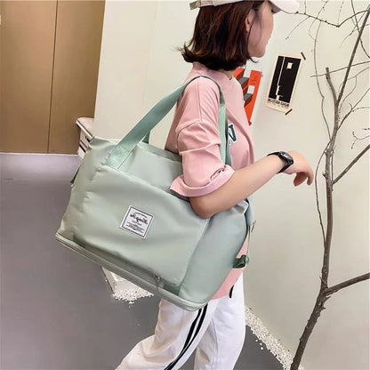 Stylish and spacious foldable travel bag for women, featuring a water-resistant Oxford cloth construction, multiple pockets, and convenient carrying options.