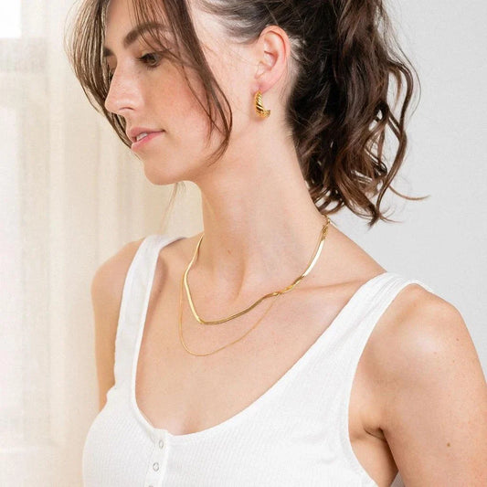 Elegant gold double layers necklace with a modern and sophisticated design