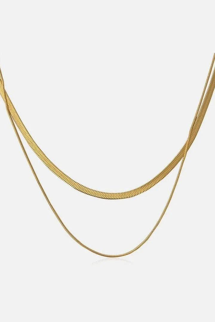 Elegant gold double layers necklace with a modern and sophisticated design