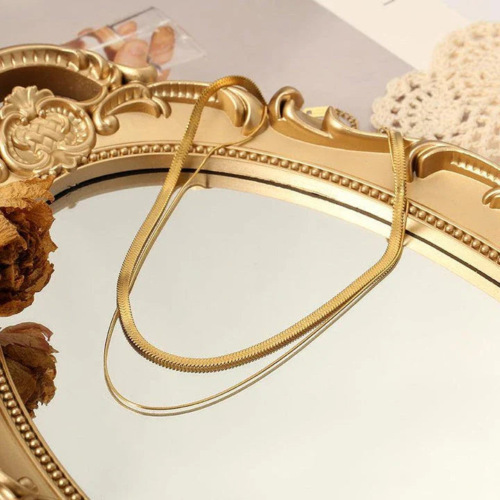Elegant gold double layers necklace with a modern and sophisticated design