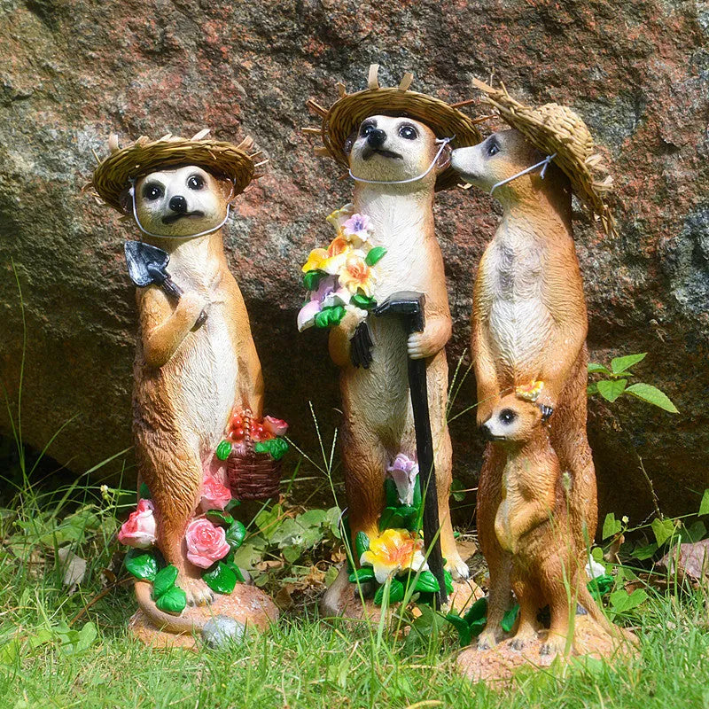 Hand-painted straw hat mongoose ornament in resin for garden decoration, measuring 8-10cm tall