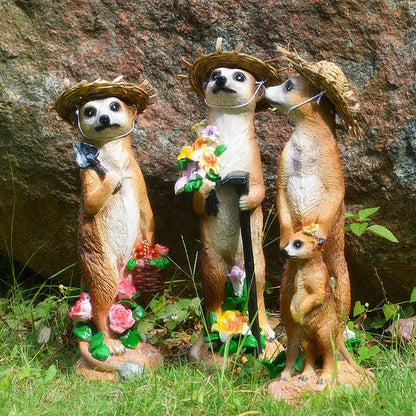 Hand-painted straw hat mongoose ornament in resin for garden decoration, measuring 8-10cm tall