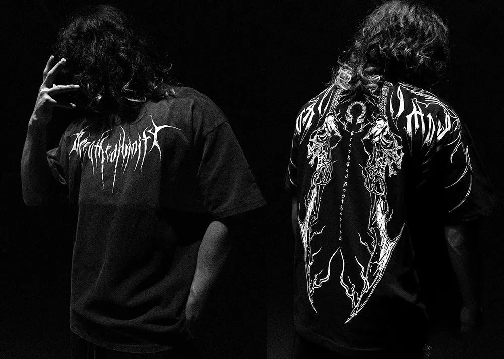 Man wearing a dark loose-fitting plus-size cotton short-sleeved T-shirt with gilding details.