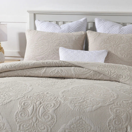 Three-piece quilted cotton bed cover set in white Perlis floral pattern, 230x250cm for 1.8m bed with embroidered details
