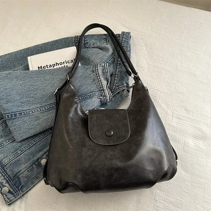 Women's leather shoulder bag with single strap and horizontal square shape in black colour