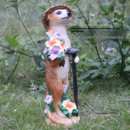 Hand-painted straw hat mongoose ornament in resin for garden decoration, measuring 8-10cm tall