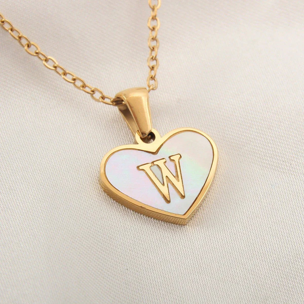 Personalized heart-shaped white shell necklace with adjustable clavicle chain, a stylish and versatile jewelry piece for women