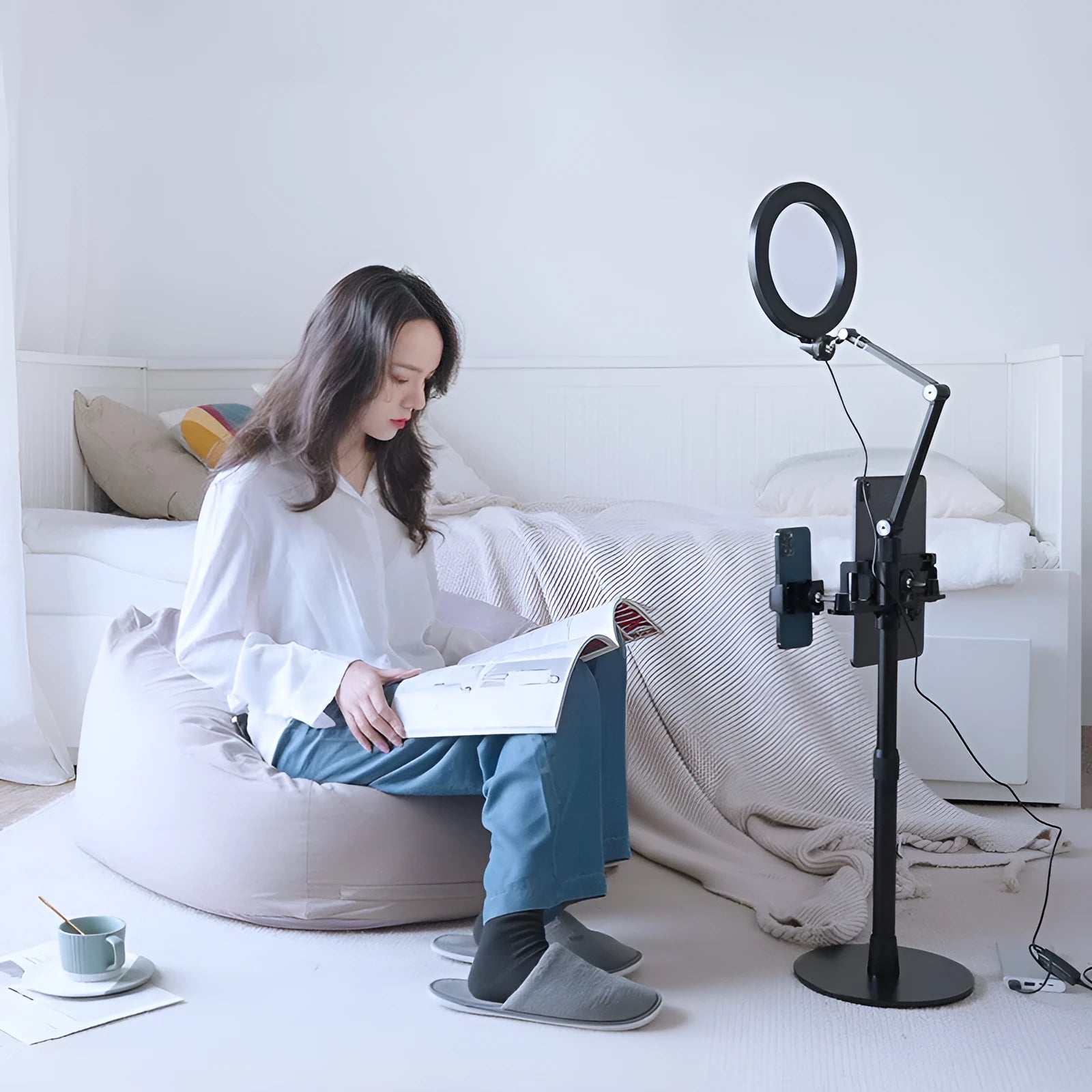 Black aluminium floor stand with USB fill light for mobile phone and tablet live streaming