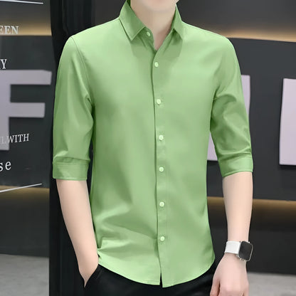 Man wearing a light blue linen-silk blend half-sleeve shirt with 3/4 sleeves in a loose slim-fit.