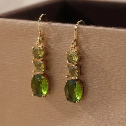A pair of green geometric quadrilateral-shaped copper earrings with a retro bohemian style.