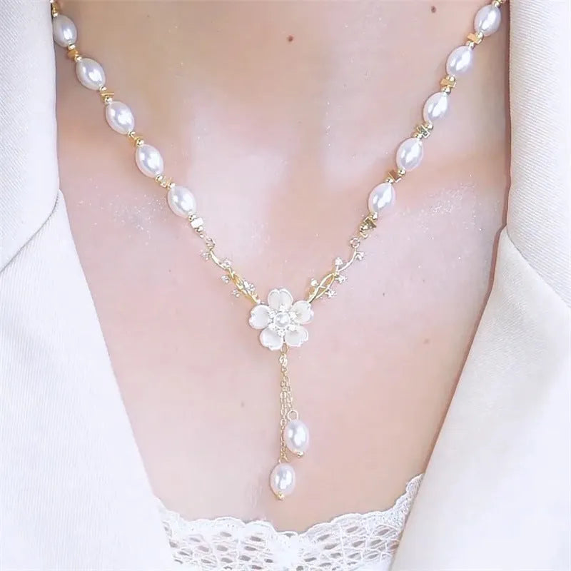 Alloy fashion necklace with pearl flower design and rose elements in Q9 colour