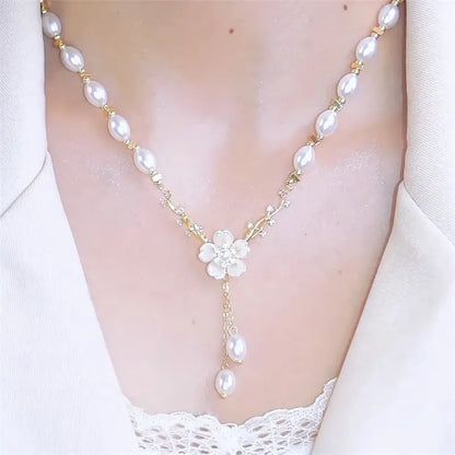 Alloy fashion necklace with pearl flower design and rose elements in Q9 colour