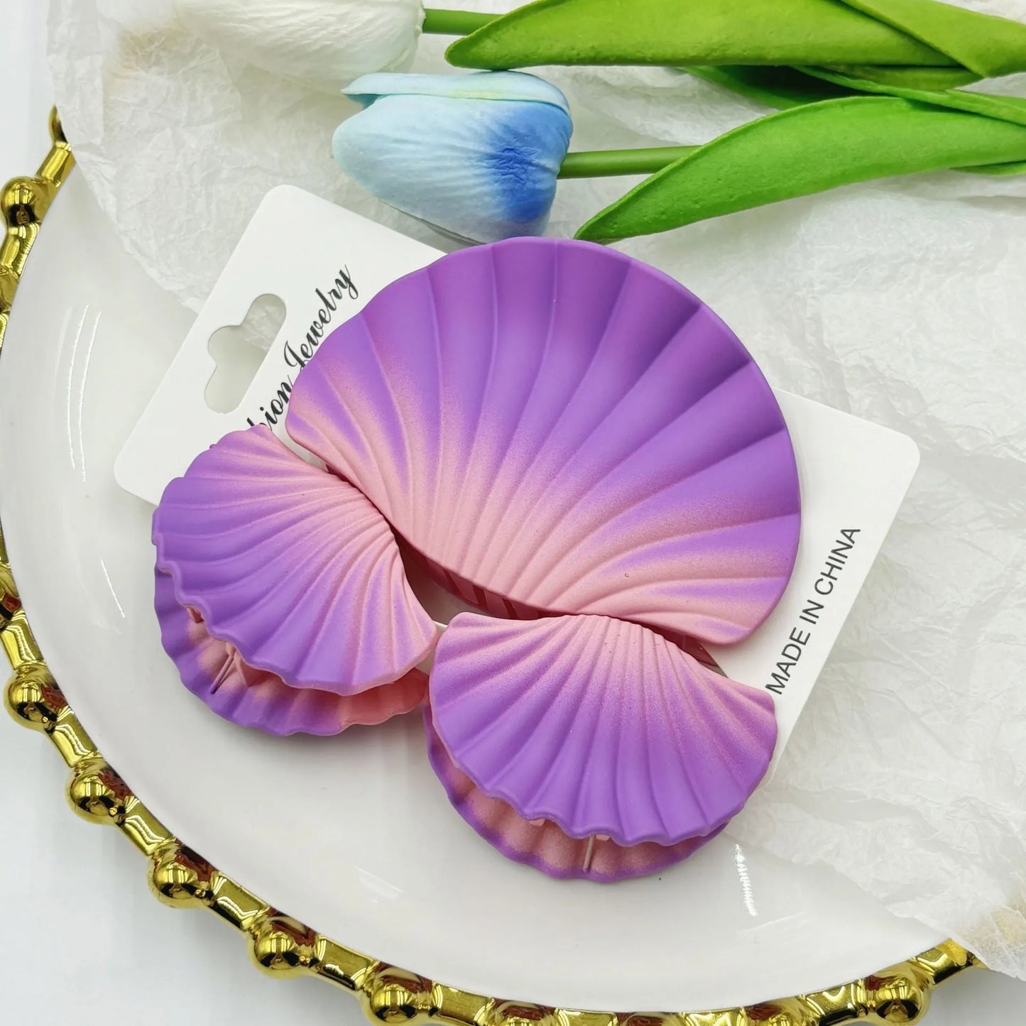 Gradient frosted plastic hair clip set in three pieces with shell decoration