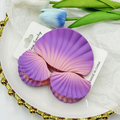 Gradient frosted plastic hair clip set in three pieces with shell decoration