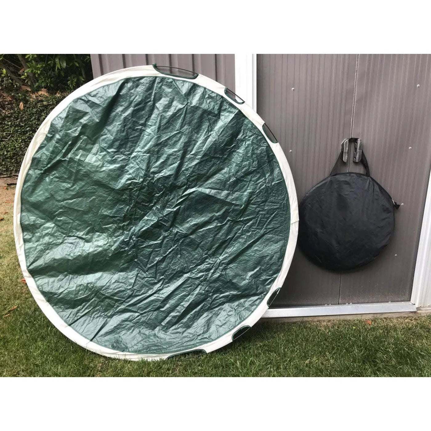 Foldable leaf storage bag in green colour, with a large capacity of 140cm x 140cm for effortless autumn leaf collection and disposal