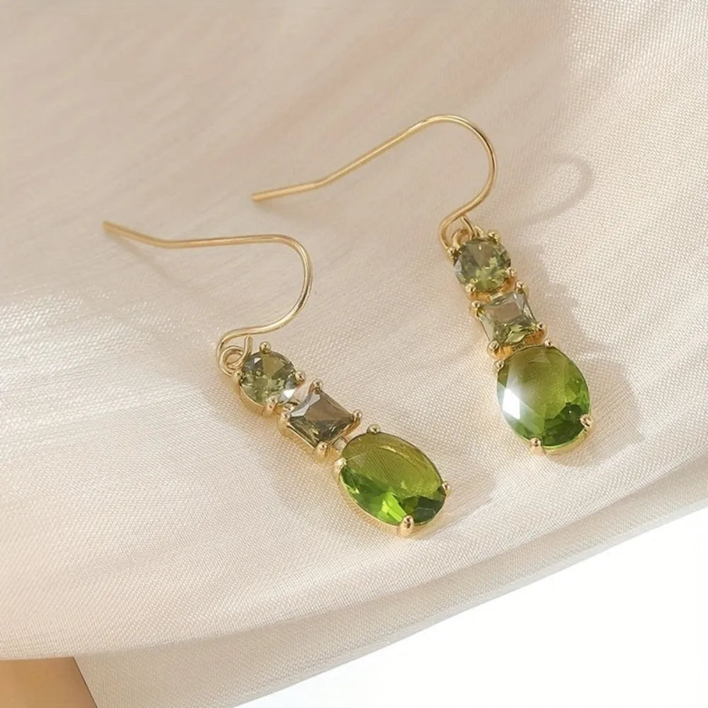 A pair of green geometric quadrilateral-shaped copper earrings with a retro bohemian style.