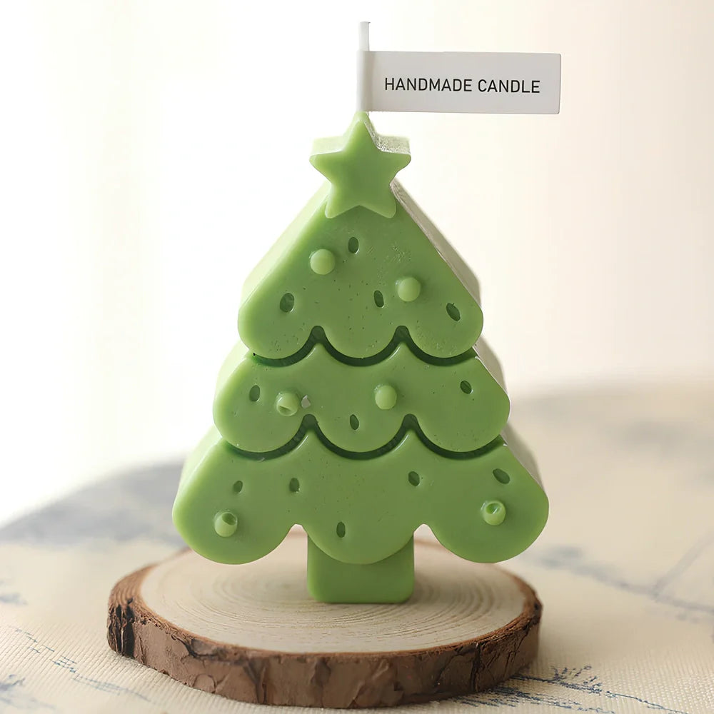 Christmas tree-shaped candle in silicone mold with soy wax and cotton wick measuring 4.5x4.5x10cm