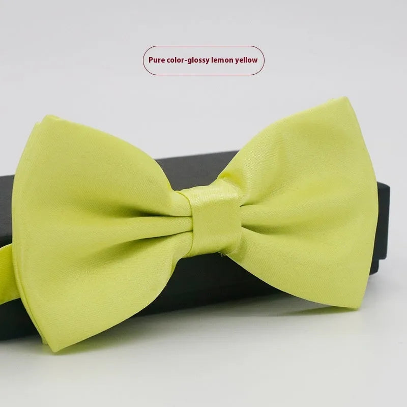 A solid colour pre-tied bow tie with an adjustable neck strap, shown in a classic flat head shape.