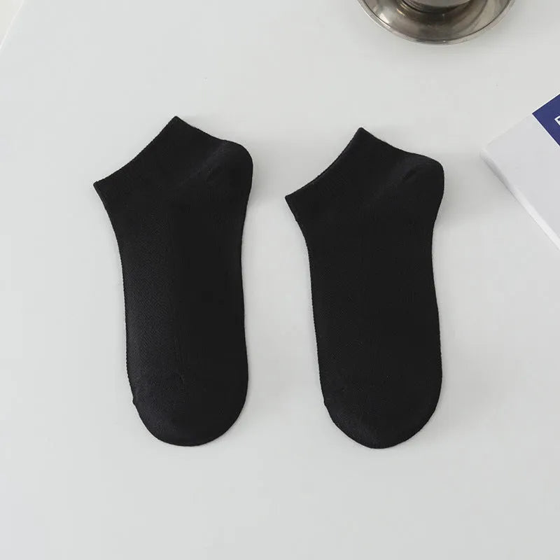 A pair of solid colour low-cut boat socks for men made from breathable polyester.