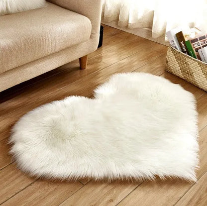 Plush heart-shaped carpet with 5-6 cm pile in navy blue colour on wooden floor