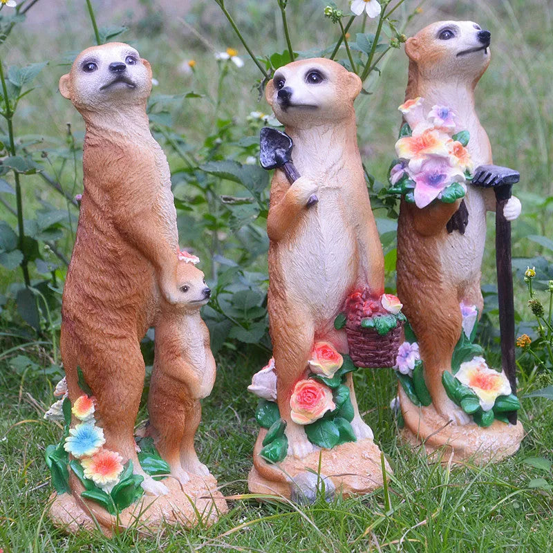 Hand-painted straw hat mongoose ornament in resin for garden decoration, measuring 8-10cm tall