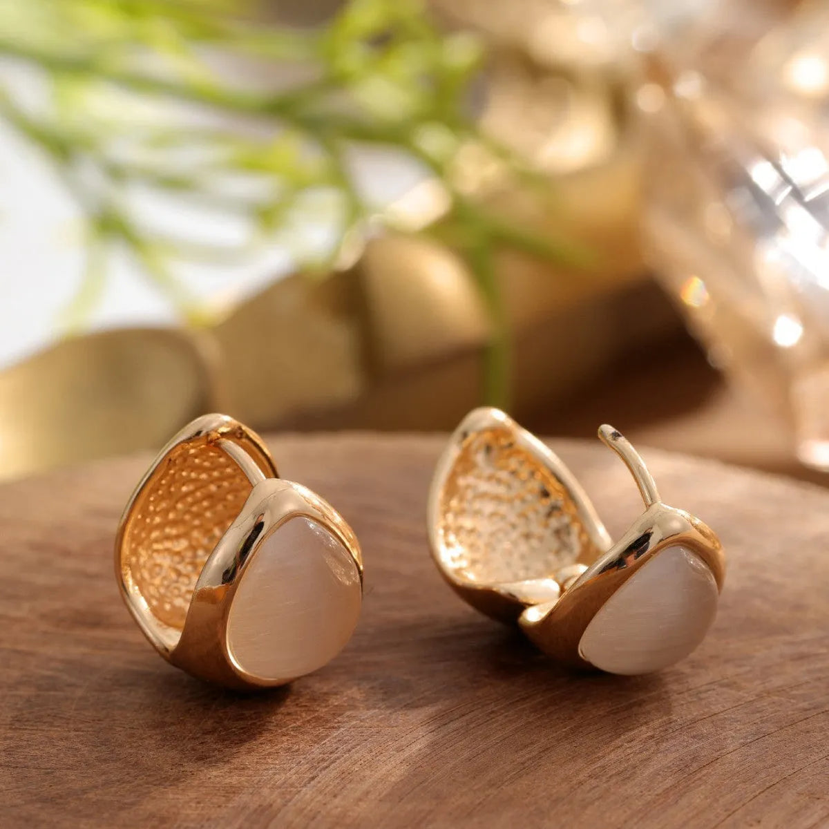 Cat's eye stone water drip ear buckle earrings in gold or silver colour, retro niche design for women.