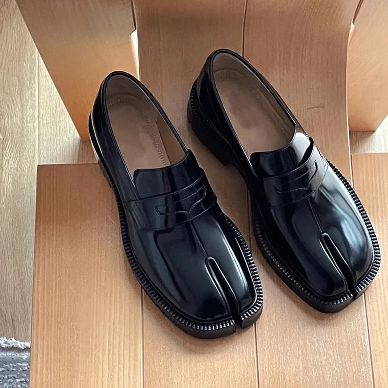 Split-toe loafers with microfiber upper, pigskin lining, black or red, 1-3cm low chunky heel