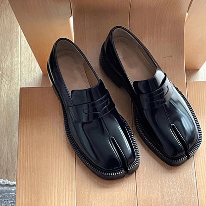 Split-toe loafers with microfiber upper, pigskin lining, black or red, 1-3cm low chunky heel