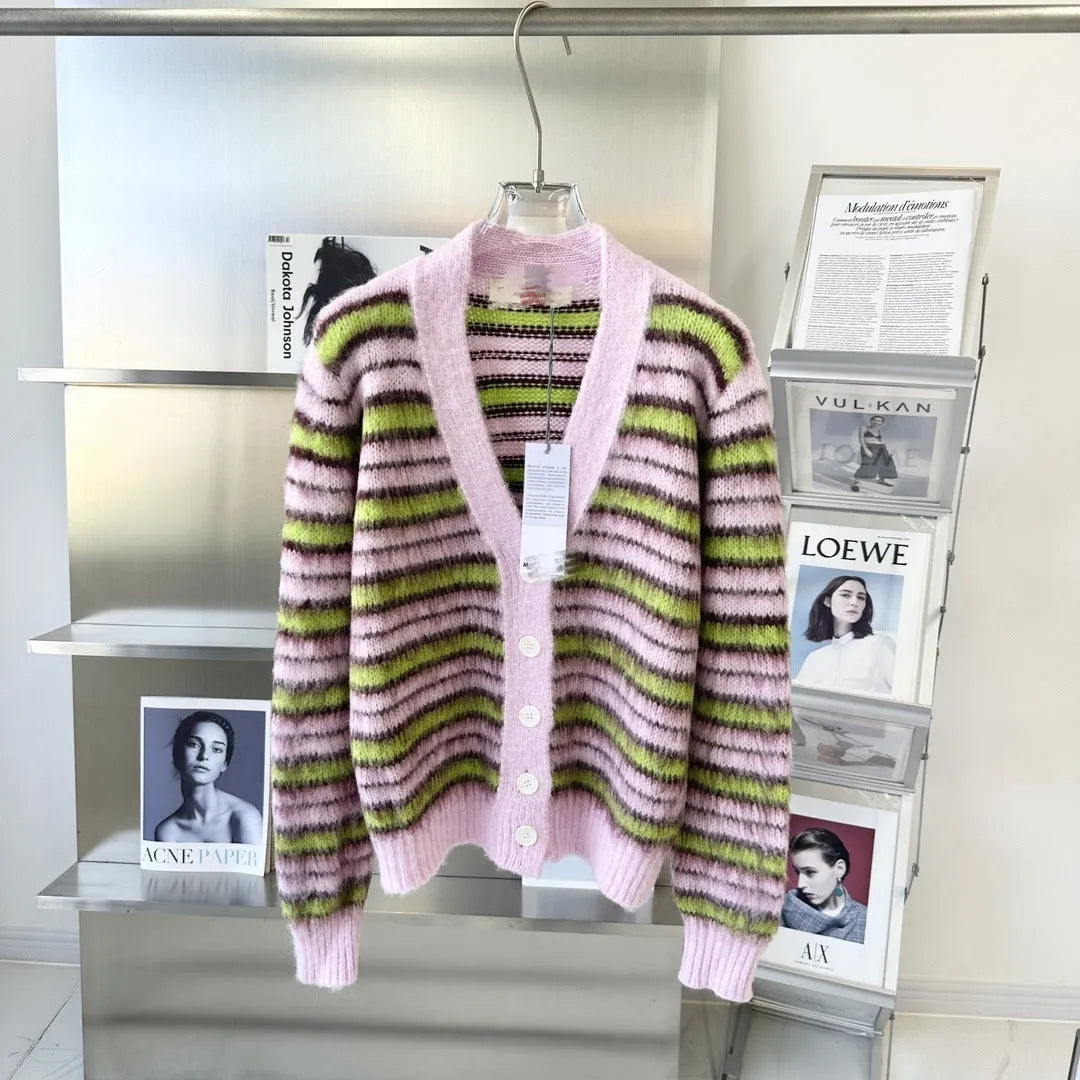 Pink wool knitted cardigan sweater with round neck and contrast colour socialite style details
