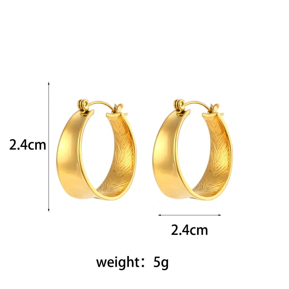 Stylish geometric gradient gold earrings for women, perfect for any occasion.