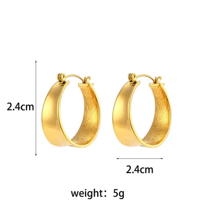 Stylish geometric gradient gold earrings for women, perfect for any occasion.