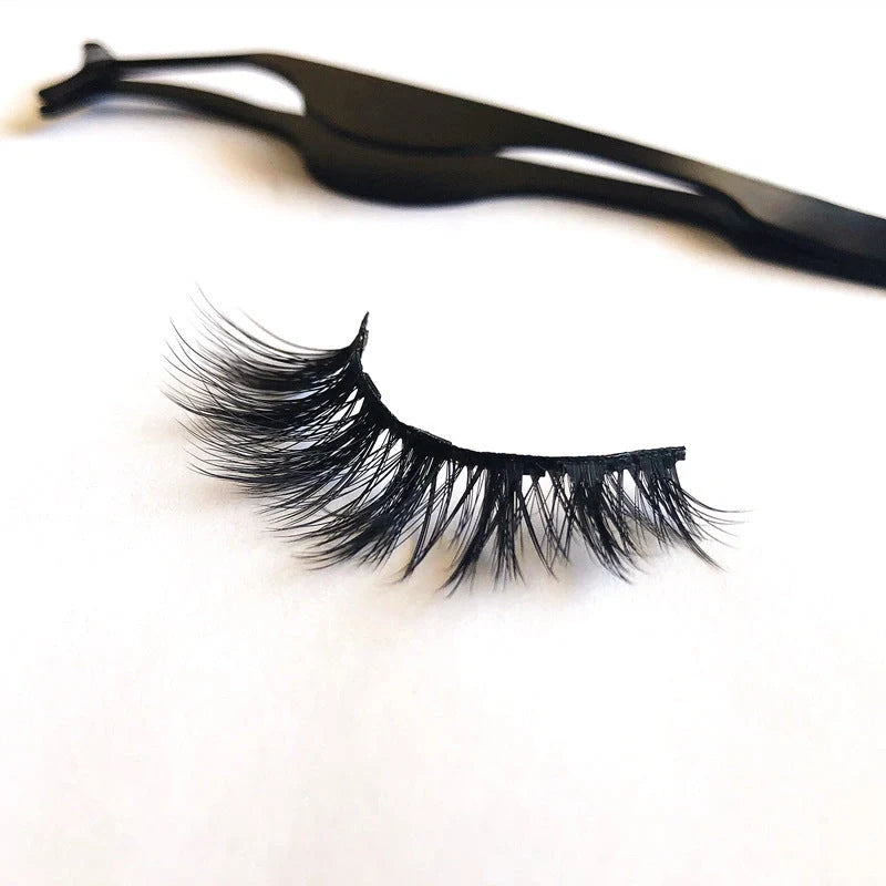 Magnetic false eyelashes set for easy, glue-free application and a stunning look.